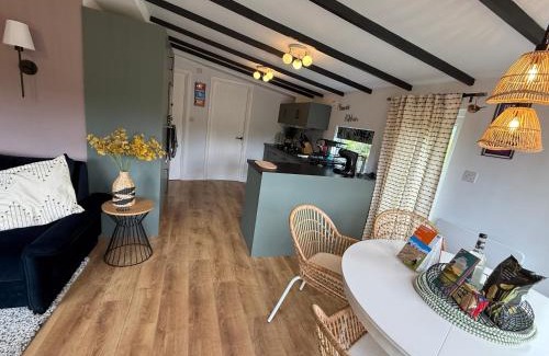 Builth Wells House | Robins' Rest - 22 Caer Beris Luxury Lodge Park NEW Sleeps 6 Riverside Reteat