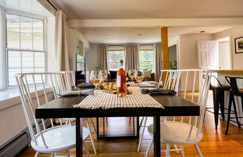 Egremont House | Robin’s Retreat by AvantStay | Carriage House at Historic Inn: Barn, Pub, Farm!