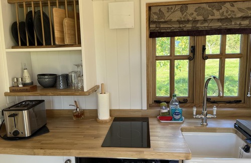 Alfriston Apartment | Robins Retreat - Orchard With hot tub - see Extras