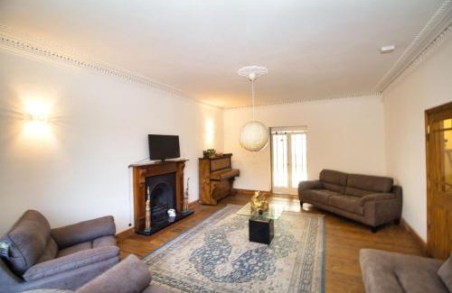 Wainscot House | Rochester - Large Private Lounge - Bedroom With En Suite Shower - Large Dining Area - Kitchen - Very Close To Town Centre - Wifi - Off Street Parking