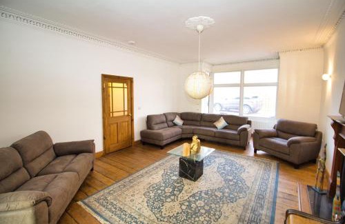 Wainscot House | Rochester - Large Private Lounge - Bedroom With En Suite Shower - Large Dining Area - Kitchen - Very Close To Town Centre - Wifi - Off Street Parking