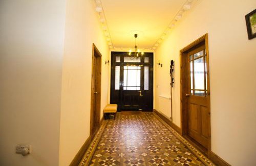 Wainscot House | Rochester - Large Private Lounge - Bedroom With En Suite Shower - Large Dining Area - Kitchen - Very Close To Town Centre - Wifi - Off Street Parking