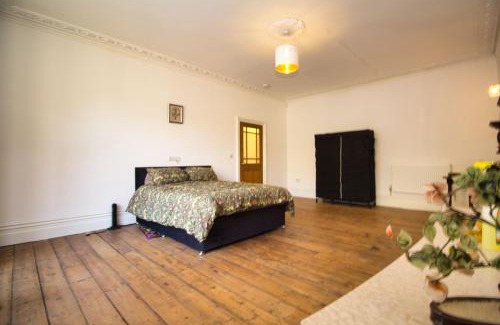 Wainscot House | Rochester - Large Private Lounge - Bedroom With En Suite Shower - Large Dining Area - Kitchen - Very Close To Town Centre - Wifi - Off Street Parking