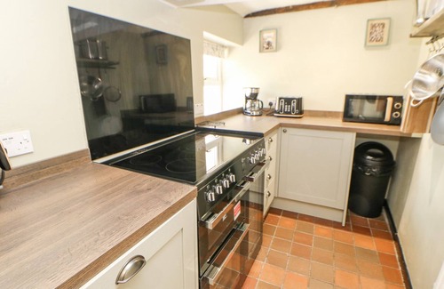 Penrith Cottage | ROCK COTTAGE, pet friendly, with hot tub in Penrith