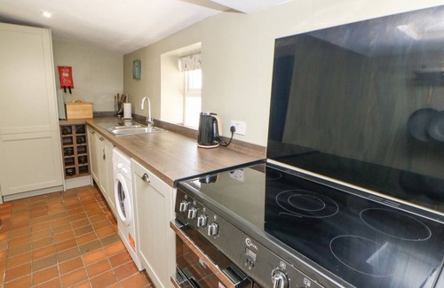 Penrith Cottage | ROCK COTTAGE, pet friendly, with hot tub in Penrith