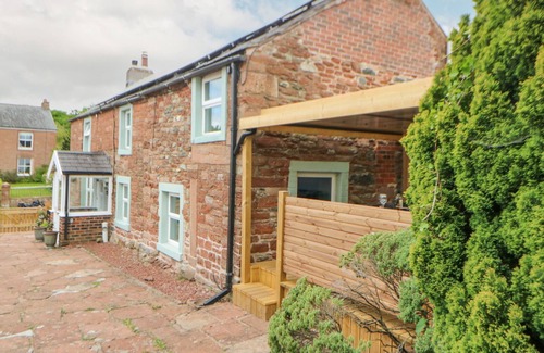 Penrith Cottage | ROCK COTTAGE, pet friendly, with hot tub in Penrith