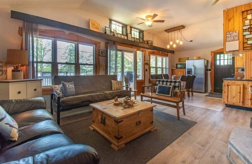 Seguin Cottage | Rock Heaven - Affordable Cottage w/Large Grass Lawn & Deck, Great Swimming