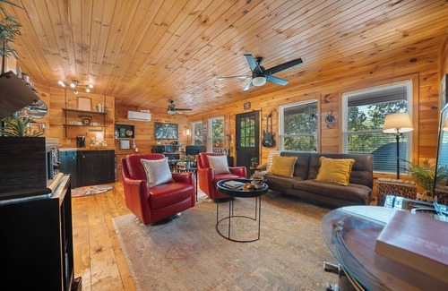 Mid America Cabin | Rock N’ Roll Lake Haus: Lakefront, Kayaks, Decks