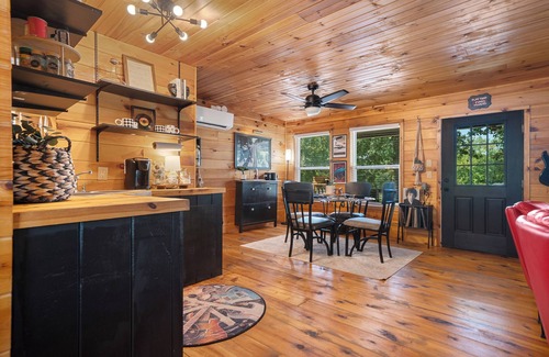 Mid America Cabin | Rock N’ Roll Lake Haus: Lakefront, Kayaks, Decks