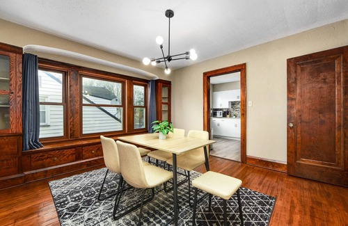 Cleveland Apartment | Rock 'n' Roll Retreat ~ 15 min to Downtown ~ 8 min to Cleveland Clinic