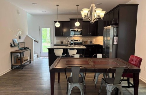 Statesville House | Rock & Relax in our 3-Bedroom Music-Themed Getaway in the heart of Statesville