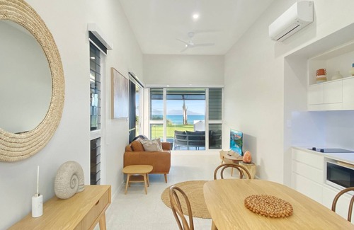 Picnic Bay Villa | Rock Salt Villa 2 Situated on the foreshore at Picnic Bay