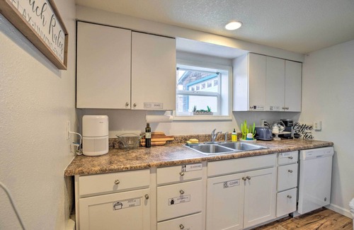 Rockaway Beach Apartment | Rockaway Beach Condo - Beach Access Nearby!
