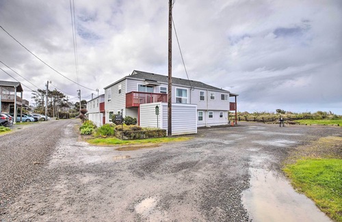 Rockaway Beach Apartment | Rockaway Beach Condo - Beach Access Nearby!