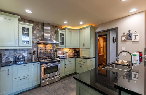 Apple Ridge House | Rockcliff Retreat - 4BR, 3BA - 15min To Blowing Rock - Mountain Views