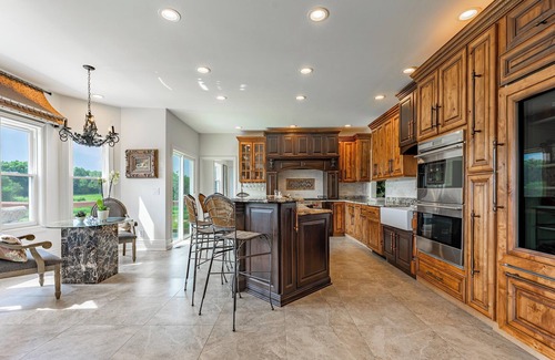 Holcomb House | Rockford's Fully Remodeled Luxury Vacation Rental - ShawBnb