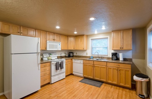 Sunset House | Rockin' Sunset Cottage-Near Hyde Park/Downtown
