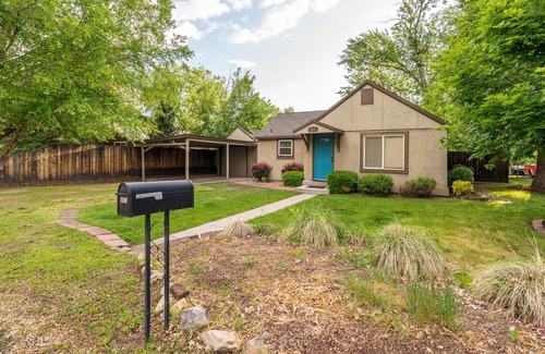 Sunset House | Rockin' Sunset Cottage-Near Hyde Park/Downtown