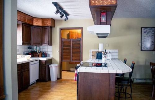 Four Corners House | Rocking H Ranch:10 min to Bozeman Main St./Hot tub/Gameroom/Sleeps 8 in 3 rooms