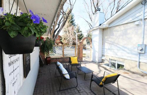 Brentwood House | Rocky Mtn Escape-3 bdrm-near shops, dining, UofC