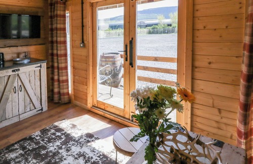 Limavady Cottage | ROCKY RIDGE CABIN, romantic, character holiday cottage in Castlerock