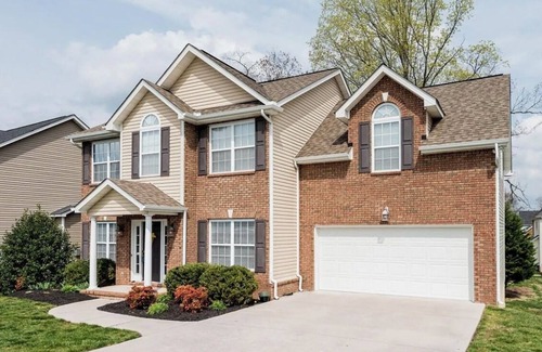 Ashley Oaks House | Rocky Top Refuge 15 minutes from UT, downtown, and Turkey Creek!