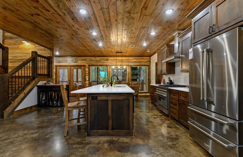 Pickens Cabin | Rocky Top Retreat, New & Secluded! Very Modern w/Large Hot Tub