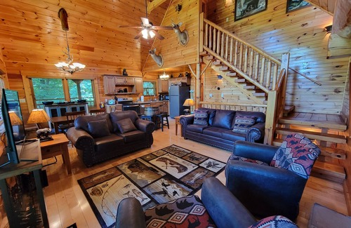 Hemlock Hills Cabin | Rocky Top Sports Gatlinburg-Hot Tub-Air Hockey-Foosball-Pool Table!