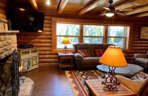 Red River House | Rocky Top Vista Log Cabin With High Speed Wifi