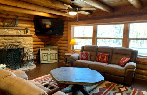 Red River House | Rocky Top Vista Log Cabin With High Speed Wifi