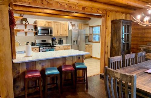Red River House | Rocky Top Vista Log Cabin With High Speed Wifi