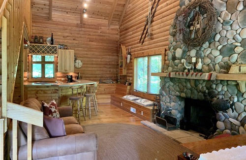 Hanover House | Rocky Waters Vineyard/Winery Guest House Hanover IL