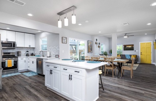 Northwest Los Angeles Heights House | Rodeo! A Great Home 8 MIN to Riverwalk, Downtown, Quarry. Pet Friendly Sleeps 8