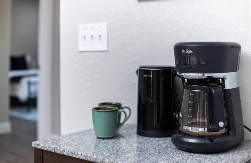 Northwest Los Angeles Heights House | Rodeo! A Great Home 8 MIN to Riverwalk, Downtown, Quarry. Pet Friendly Sleeps 8