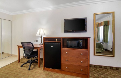 Victorville Hotel | Rodeway Inn Adelanto US 395