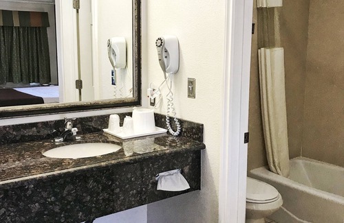 Victorville Hotel | Rodeway Inn Adelanto US 395