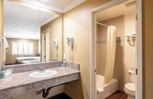 Artesia Hotel | Rodeway Inn Artesia Cerritos