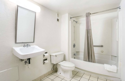Violetville Hotel | Rodeway Inn Baltimore - Inner Harbor South