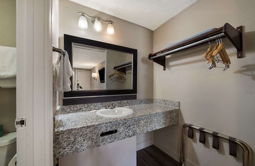 Toddville Road Hotel | Rodeway Inn Charlotte Airport Area