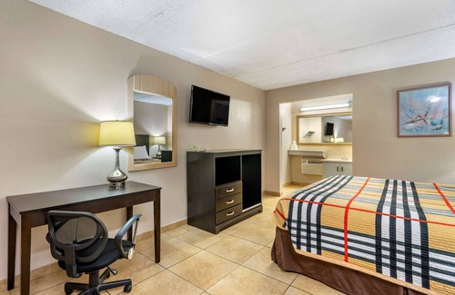 Clearwater Hotel | Rodeway Inn Clearwater - Dunedin