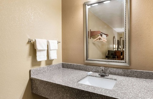 Columbus Hotel | Rodeway Inn Columbus West