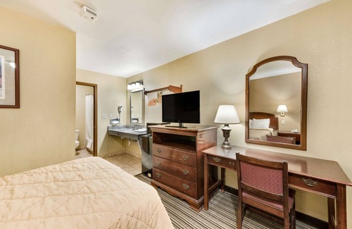 Columbus Hotel | Rodeway Inn Columbus West