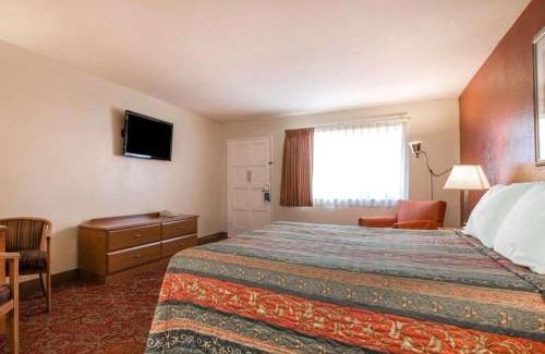 Fallbrook Hotel | Rodeway Inn Fallbrook Downtown