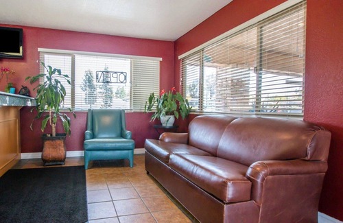 Fallbrook Hotel | Rodeway Inn Fallbrook Downtown