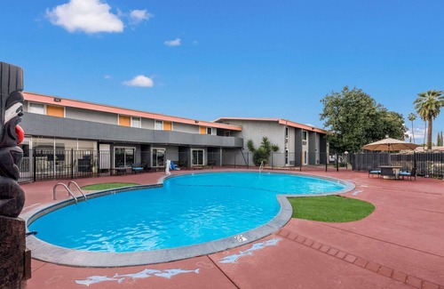Raisin Hotel | Rodeway Inn Fresno near Yosemite