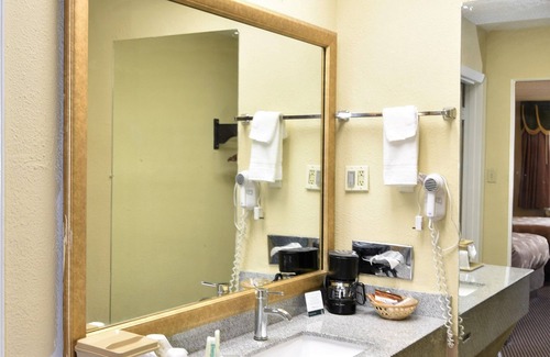 St. Andrews Hotel | Rodeway Inn Harbison Area