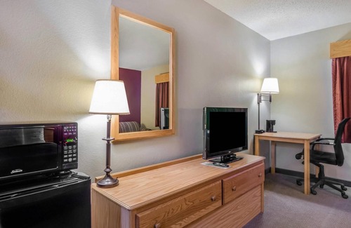 Hesston Hotel | Rodeway Inn Hesston