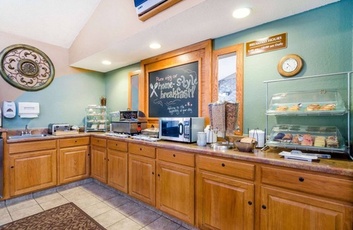 Hesston Hotel | Rodeway Inn Hesston