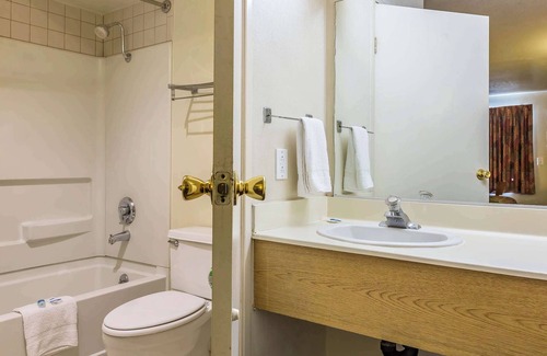Castaic Hotel | Rodeway Inn Magic Mountain Area