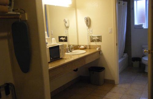 Munras Avenue Hotel | Rodeway Inn near Downtown Monterey